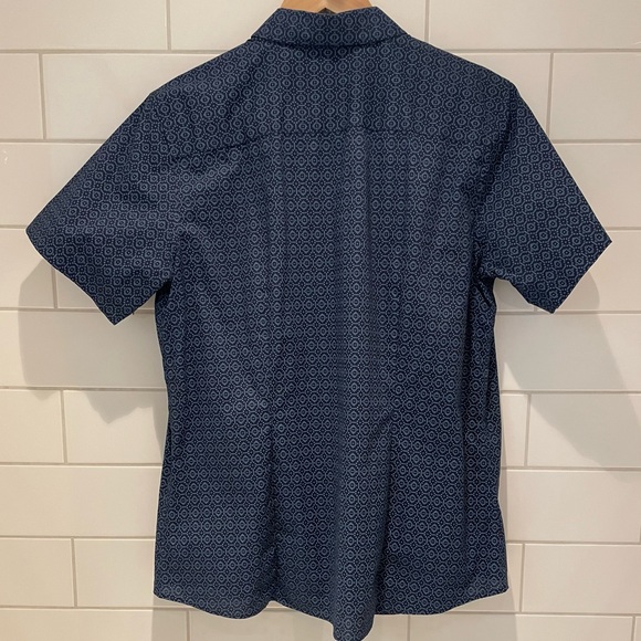 Eddie Bauer Women’s Tall-Large Wrinkle-Free Short Sleeve Shirt- Dk Blue/Pattern - Picture 2 of 4